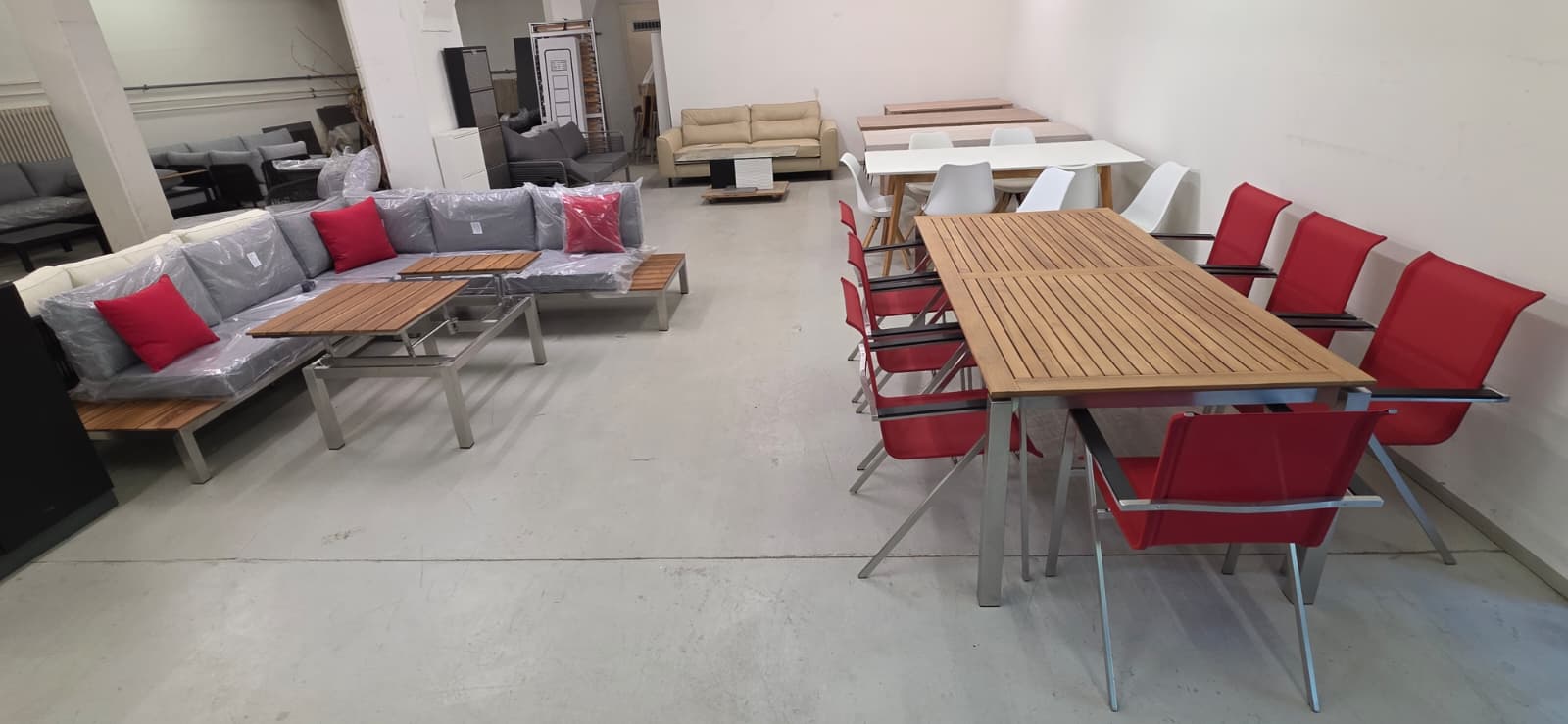 outdoor furniture, Sofa-Set, Couchtisch, Holztisch, rote Stühle